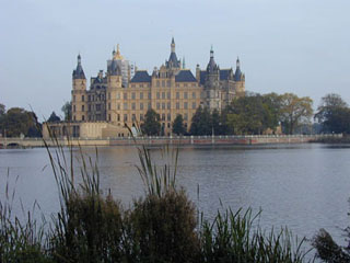 Das Schweriner Schloss auf einer Insel im See